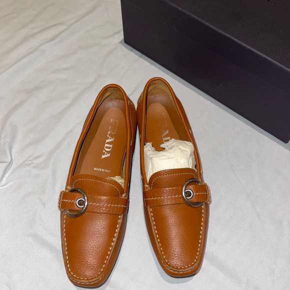 Vintage Prada loafer with rubber sole. Brown soft leather with buckle detailing - Picture 7 of 7